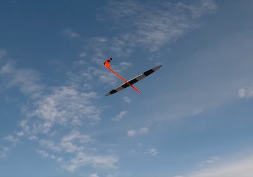 Этот радиоуправляемый самолет развивает скорость почти 900 км/ч